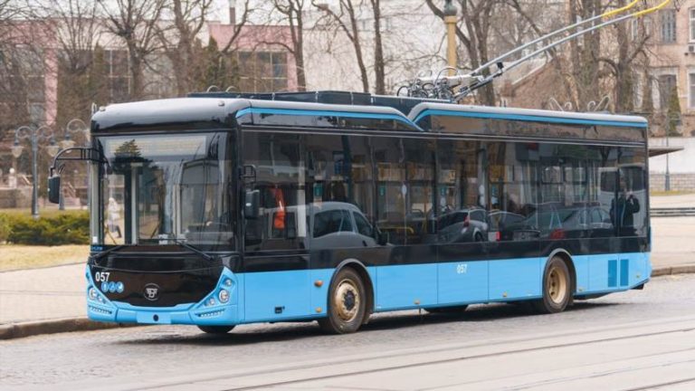 Як подорожувати 13 тролейбусом Хмельницьким без зайвих клопотів
