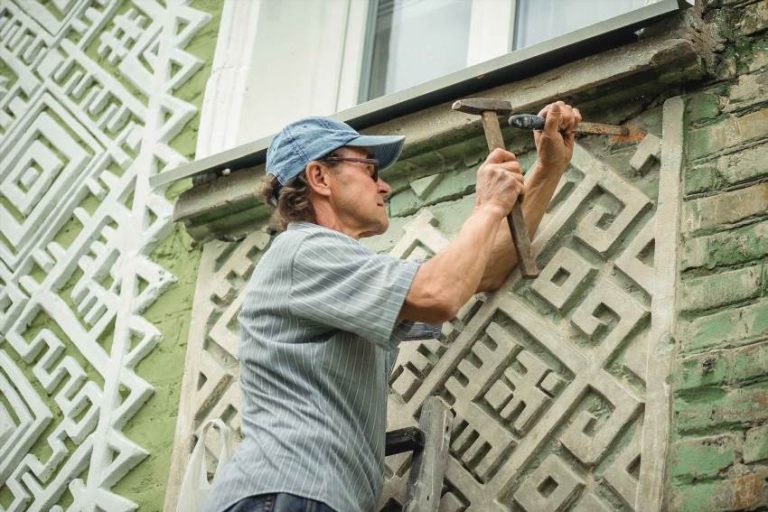Кам'яні вишиванки на стінах Нової Каховки