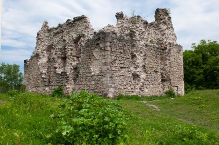 Мандрівка до Середнянського замку - відлуння тамплієрів і загадки давнини