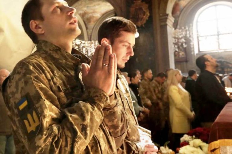 Яку молитву обрати за оберіг для бійця та як її правильно підготувати