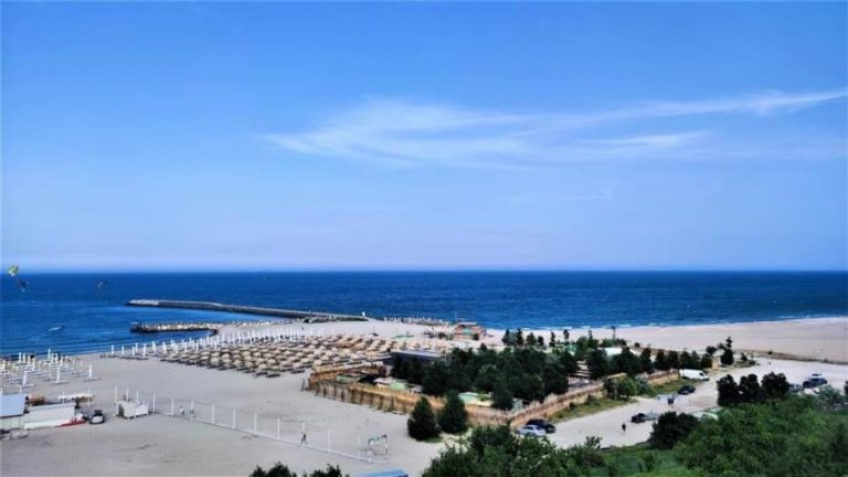 Морські курорти Румунії куди їдуть за лагідним хвилями і мілким піском