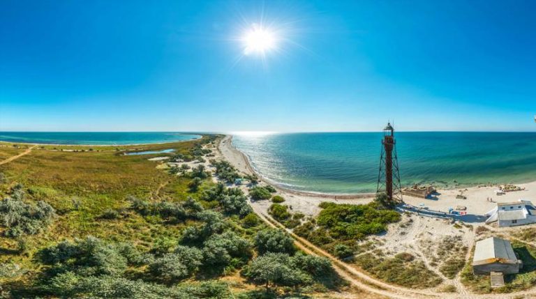 Як називається найбільший півострів Чорного моря та чим він особливий