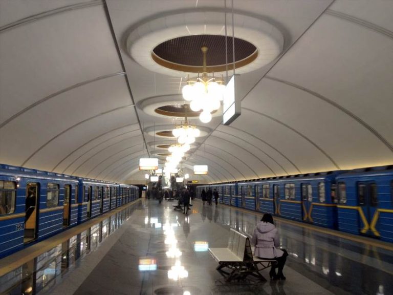 Станція метро "Виставковий центр" у Києві